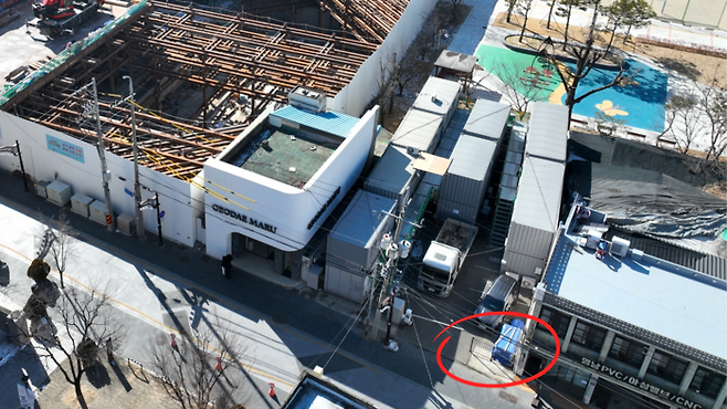 3일 오후 대구 중부경찰서 신청사 공사 현장. 빨간색 동그라미가 그려진 곳에 대구여자경찰서 터 안내 표지판이 설치돼 있었으나 사라져 있다. 박지현기자 lozpjh@yeongnam.com