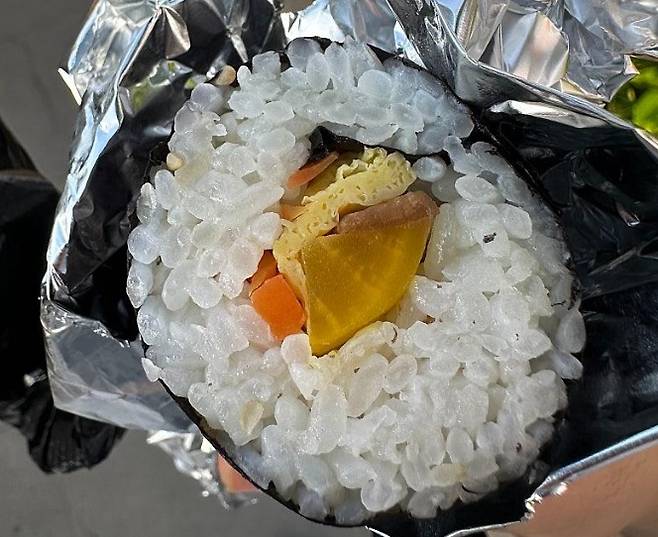 지난해 탐라문화제 축제장에서 판매된 부실한 김밥. 누리꾼들은 김밥이 아니라 '김+밥'이라고 조롱하기도 했다.