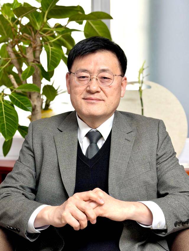 민경중 코아스 대표가 지난 3일 코아스 본사에서 아주경제와 인터뷰하고 있다. [사진=송하준 기자]