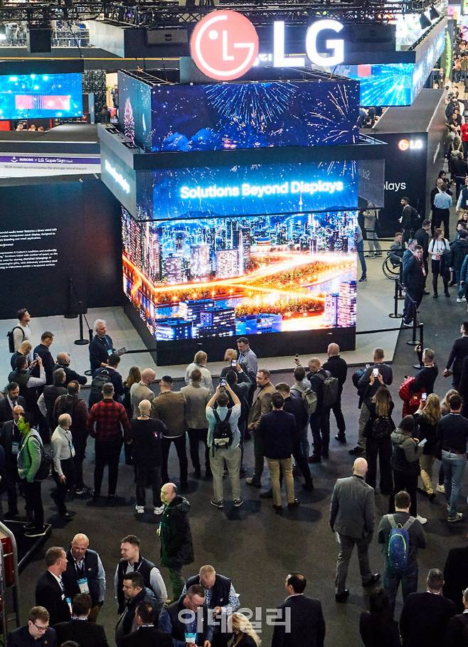 LG전자가 유럽 최대 디스플레이 전시회인 ‘ISE 2026’에서 ‘디스플레이 너머의 솔루션(Solutions Beyond Displays)’을 주제로, 디스플레이와 소프트웨어를 결합한 B2B 고객 맞춤형 솔루션을 대거 공개했다. (사진=LG전자)