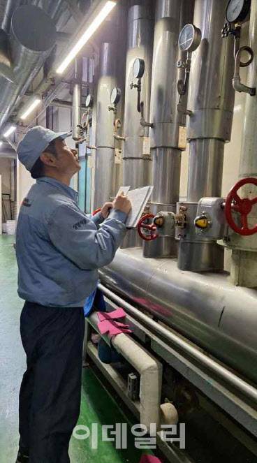 폴리텍대 춘천캠퍼스 산업설비과를 졸업후삼양식품 원주공장에 취업 해 생산설비 안전 점검중인 이동호씨