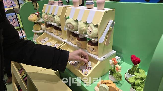 ‘올리브영X망그러진곰’ 팝업스토에서 방문객이 망곰 조각을 고르고 있다. (사진=김지우 기자)