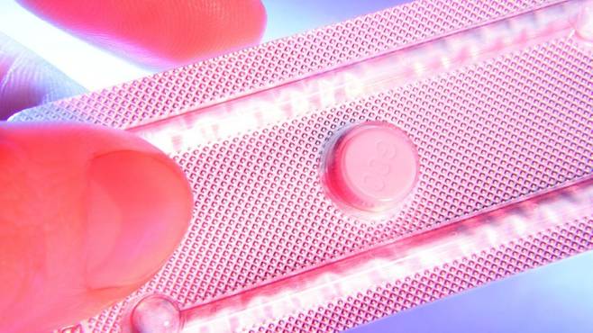 사후피임약은 고농도 호르몬으로, 오남용을 주의해야 한다|출처: 클립아트코리아
