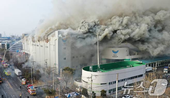 3일 오후 경기 시흥시 정왕동 SPC삼립 시화공장에서 불이 나 소방 당국이 대응 1단계를 발령하고 진화 작업을 벌이고 있다. 2026.2.3/뉴스1 ⓒ News1 김영운 기자
