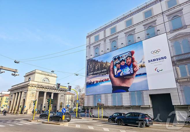 국제올림픽위원회(IOC) 공식 파트너인 삼성전자가 이탈리아 밀라노에서 2026 밀라노 동계올림픽·패럴림픽 옥외광고를 1일부터 28일까지 선보인다고 2일 밝혔다. 사진은 삼성전자가 포르타 베네치아에서 진행 중인 올림픽 옥외광고. (삼성전자 제공. 재판매 및 DB 금지) 2026.2.2/뉴스1