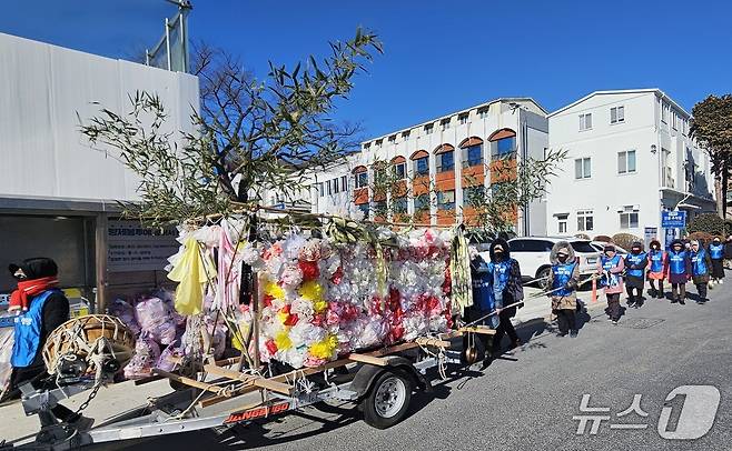 남해군 해녀협회가 지난달 22일 남해군청 앞에서 생존권 보상 집회를 열면서 상여를 끌고가는 퍼포먼스를 벌이고 있다. 2026.1.22/뉴스1 한송학기자