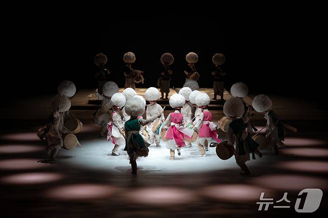 '설날음식 音食' 공연 중 금회북춤 (국립부산국악원 제공. 재판매 및 DB금지)