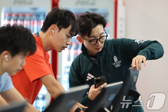 2026 밀라노 코르티나 동계올림픽을 사흘 앞둔 3일(현지시간) 이탈리아 밀라노 올림픽 빌리지 내 체육관에서 최근 헝가리로 귀화한 스피드스케이팅 김민석이 훈련을 하고 있다. 2026.2.3/뉴스1 ⓒ News1 김진환 기자