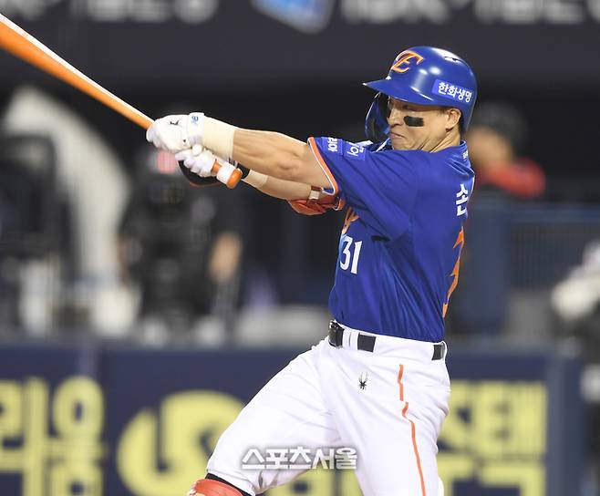 한화 손아섭이 8일 서울 잠실구장에서 열린 2025 KBO리그 LG와 경기 5회초 무사2루 1타점 좌전안타를 치고 있다. 잠실 | 최승섭기자 thunder@sportsseoul.com