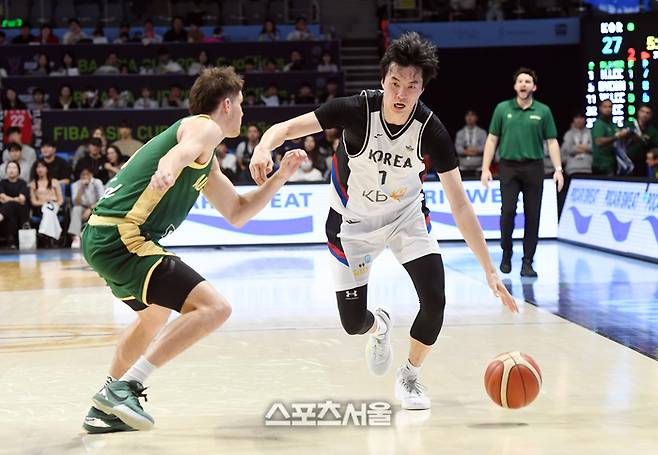 대한민국 농구 대표팀의 이현중(오른쪽)이 21일 고양 소노 아레나에서 열린 FIBA 아시아컵 예선 호주와의 경기에서 드리블 돌파를 하고 있다. 고양 | 박진업 기자 upandup@sportsseoul.com