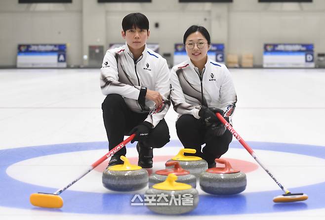 컬링 믹스더블 정영석(왼쪽)과 김선영이 7일 진천 국가대표선수촌에서 훈련 후 포즈를 취하고 있다. 진천 | 최승섭기자 thunder@sportsseoul.com