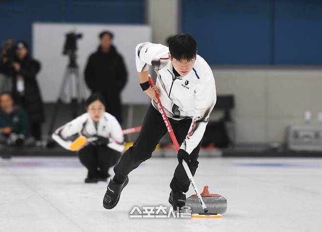 컬링 믹스더블 김선영, 정영석이 7일 진천 국가대표선수촌에서 훈련을 하고 있다. 진천 | 최승섭기자 thunder@sportsseoul.com