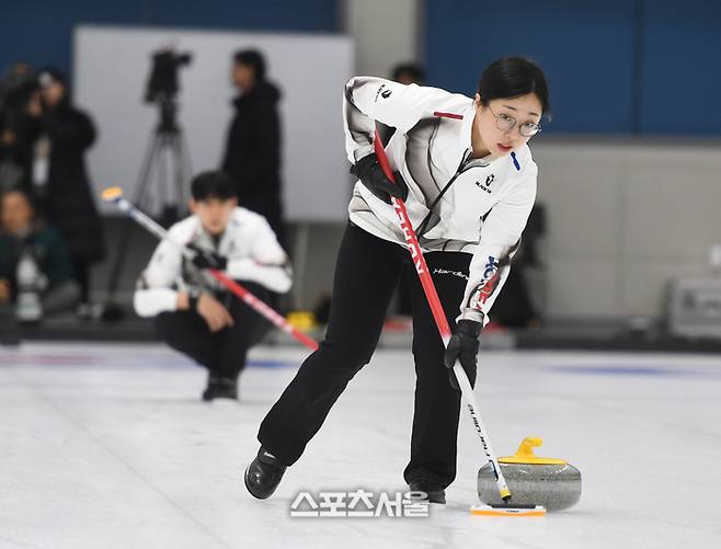컬링 믹스더블 김선영, 정영석이 7일 진천 국가대표선수촌에서 훈련을 하고 있다. 진천 | 최승섭기자 thunder@sportsseoul.com