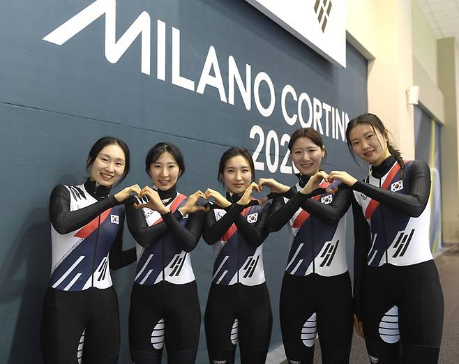 최민정, 이소연, 김길리, 노도희, 심석희(왼쪽부터)가 지난달 7일 진천 국가대표선수촌에서 훈련 후 포즈를 취하고 있다. 진천 | 최승섭기자 thunder@sportsseoul.com