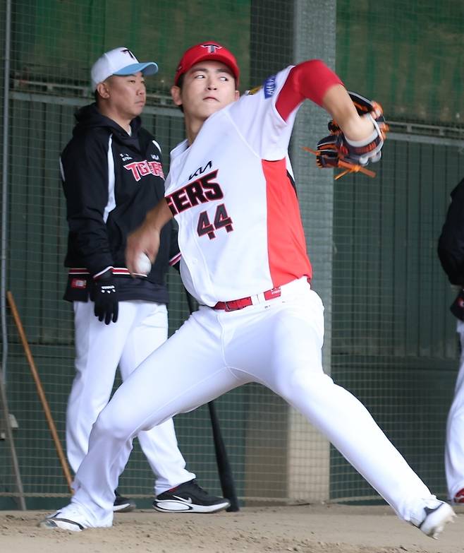 KIA 이태양이 2026 일본 아마미오시마 스프링캠프에서 불펜피칭을 하고 있다. 사진 | KIA 타이거즈