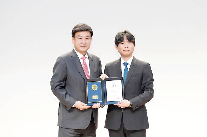 방세환 광주시장(왼쪽)과 뉴서울CC 김동근 주임이 경기도지사 표창을 수여 받은 후 기념 촬영을 하고 있다. 사진 | 뉴서울컨트리클럽