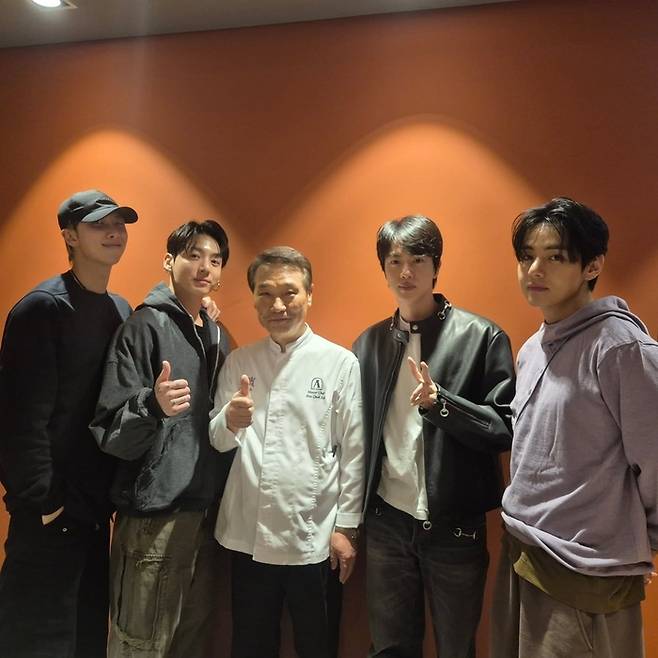 RM, 정국, 후덕죽 셰프, 진, 뷔(왼쪽부터). 사진 | 후덕죽 셰프 SNS