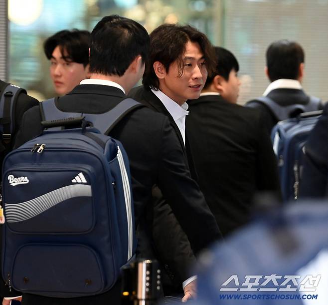 두산 베어스 선수단이 23일 인천공항을 통해 전지훈련지인 호주 시드니로 출국했다. 박찬호가 동료들과 이야기를 하고 있다. 인천공항=허상욱 기자wook@sportschosun.com/2026.01.23/