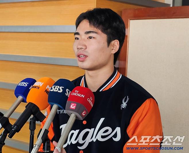 인터뷰에 임한 한화 오재원. 김영록 기자