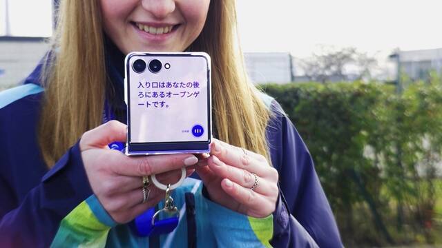 삼성전자는 자원봉사자에게 갤럭시 AI 기반 통역 기능이 탑재된 '갤럭시Z플립7'을 전달했다. /삼성전자