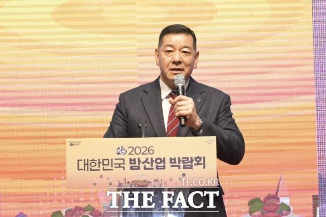 최원철 공주시장이 4일 공주시 금강신관공원에서 열린 '제9회 겨울공주 군밤 축제'와 '2026 대한민국 밤 산업 박람회' 개최 관련 축사를 하고 있다. /공주시