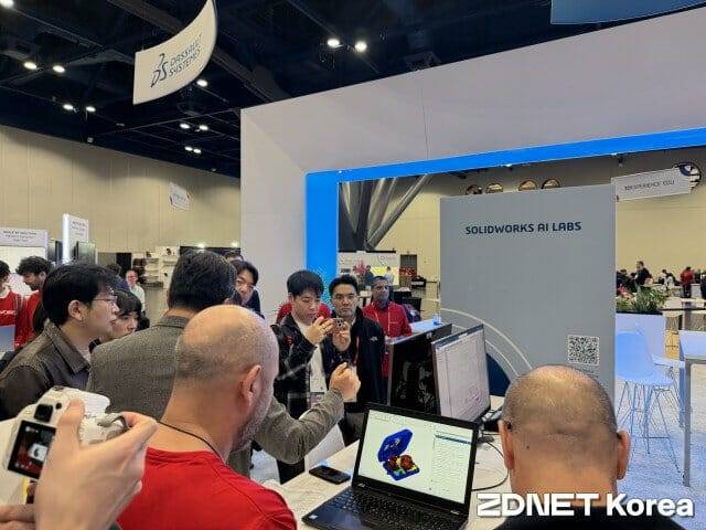 다쏘시스템 부스에 마련된 솔리드웍스 AI 랩스에 관람객들이 모였다.