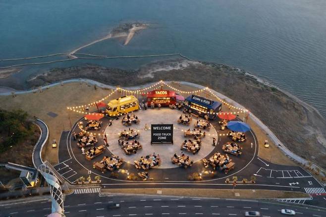 삼화섬·해비치로 광장 일원을 AI로 제작한 푸드트럭 운영 이미지. 광양시 제공