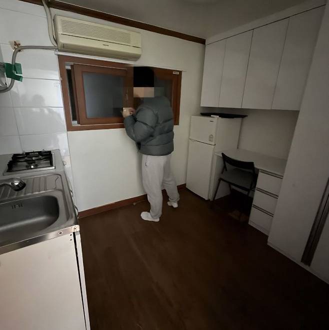 지난달 28일 서울 성동구 한양대 인근 원룸에서 한 대학생이 양손을 뻗으면 벽이 닿을 만큼 작은 월세방을 살펴보고 있다. 집주인은 “현재 남은 방은 이곳 하나뿐”이라고 설명했다. 박호수 기자