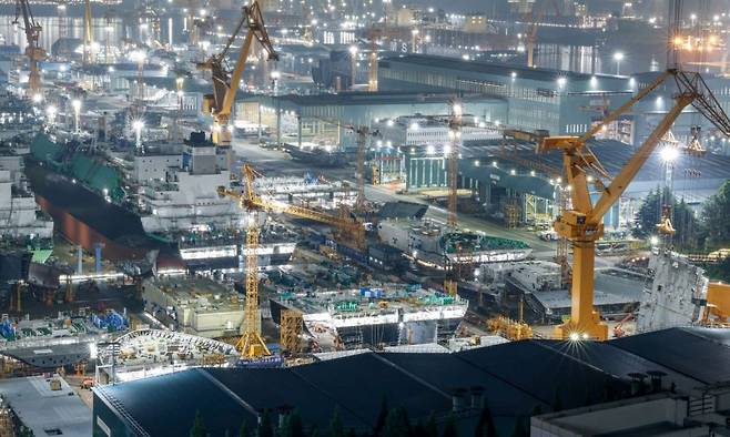 경남 거제 한화오션 옥포조선소 야드 도크에 가득찬 액화천연가스(LNG) 운반선이 불을 밝힌 채 건조 작업을 이어가고 있다. 최근 미국은 낙후된 자국 조선 산업을 재건하기 위한 전략적 파트너로 한국을 주목하고 있다. 트럼프 행정부가 강력하게 추진하고 있는 조선산업 재건 정책에 따라 미국이 오는 2037년까지 상선과 액화천연가스(LNG) 운반선, 해군 군함 등 최대 448척의 선박을 발주할 것으로 전망된다. 강진형 기자