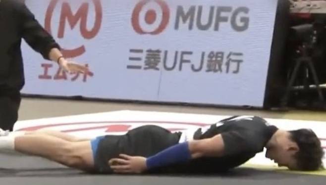 일본 배구 선수 니시다 유지가 스태프에게 공을 맞힌 직후 '슬라이딩 사과'를 하는 장면. 엑스(X·옛 트위터) 캡처