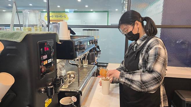 지난 1월 28일 오후 서울 학동 서울세관 별관에 위치한 카페 '아이갓에브리씽'에서 장현주씨가 커피를 내리고 있다. /윤희훈 기자
