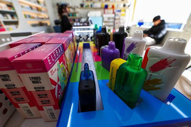 3일 서울시내 한 전자담배 판매점에 합성 니코틴 소재 액상형 전자담배가 진열돼 있다. 보건복지부에 따르면 4월 24일부터 합성 니코틴 소재 액상형 전자담배가 담배규제 대상에 포함됨에 따라 금연 구역에서 사용할 수 없게 된다. 연초 또는 니코틴 담배 제품의 소매인과 제조·수입 판매업자는 담배 자동판매기, 광고, 건강 경고, 가향 물질 표시 금지 등 의무 사항을 준수해야 한다. 2026.02.03 [서울=뉴시스]