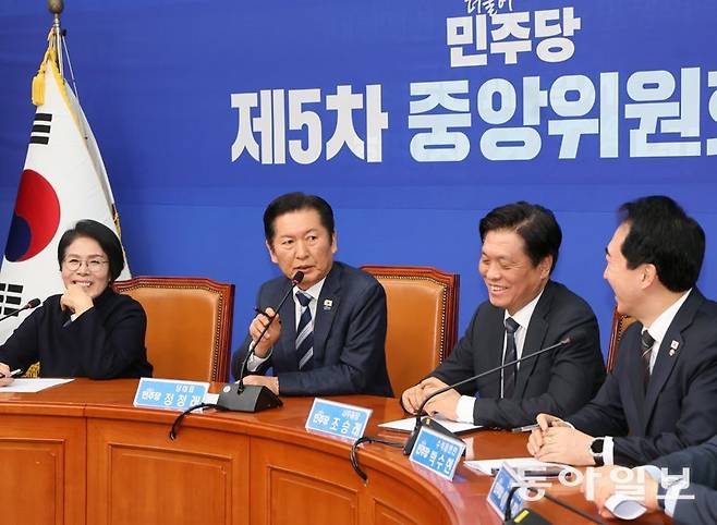 정청래 더불어민주당 대표가 3일 오후 서울 여의도 국회에서 ‘1인1표제’ 당헌 개정안 중앙위원회 가결에 대한 기자회견을 하고 있다. 2026.02.04 장승윤 기자 tomato99@donga.com