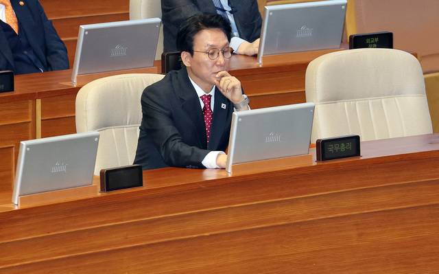 김민석 국무총리가 4일 국회에서 열린 2월 임시국회 본회의에서 장동혁 국민의힘 당대표의 교섭단체 대표연설을 듣고 있다.<연합뉴스 사진>