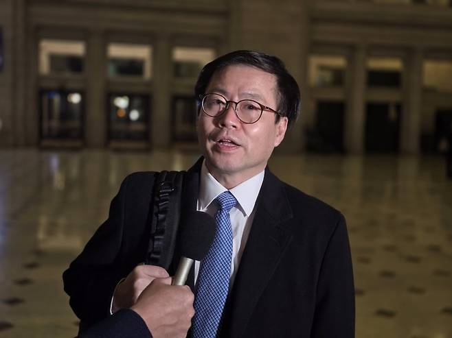 귀국길 오르는 통상본부장 여한구 산업통상부 통상교섭본부장이 3일(현지시간) 미국 워싱턴DC 유니온 스테이션에서 취재진에게 미국 측과의 교섭 결과에 대해 밝히고 있다. 뉴스1