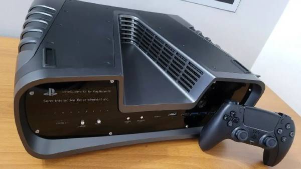 이런 이상한 모양의 개발 키트를 본 적이 있는가? 바로 PS5 개발 키트다