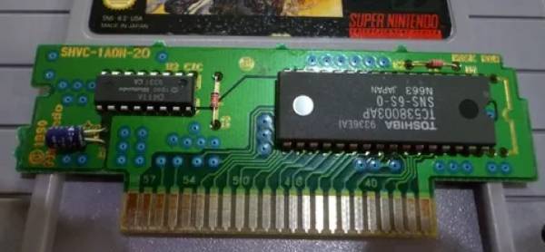 슈퍼패미콤 팩을 열어보면 이런 형태로 롬을 구워서 넣는 형태인 것을 알 수 있다