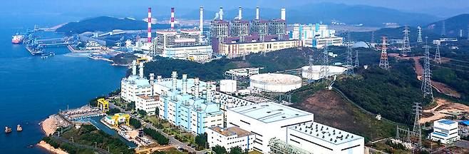 이재명 정부가 한국전력공사의 발전자회사 통폐합 작업의 논의에 착수했다. 사진은 보령발전본부 내 발전소 전경. 한국중부발전 제공