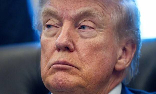 도널드 트럼프 미국 대통령이 지난 2일(현지시각) 워싱턴 백악관 집무실에서 핵심 광물 비축 계획을 발표한 뒤 발언을 마치고 있다. 워싱턴/UPI 연합뉴스