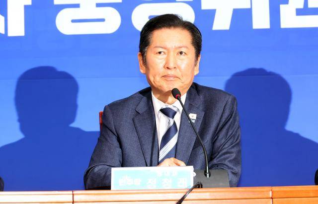 정청래 더불어민주당 대표가 3일 국회에서 자신의 핵심 공약인 1인 1표제가 최종 관문인 당 중앙위원회를 통과한 직후 열린 기자 간담회에서 발언하고 있다. 연합뉴스