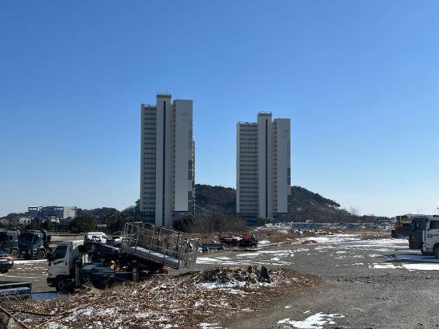 2일 찾아간 충남 당진시 LH천년나무3단지. 인기가 낮은 'V'자형 아파트 3동이 단독으로 서 있다. 김민호 기자