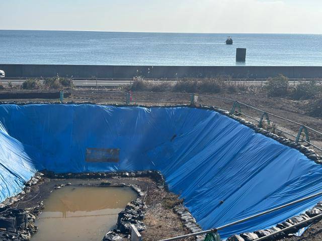 3일 일본 시민단체 '조세이 탄광 수몰 사고를 새기는 모임'이 찾아낸 탄광 갱도 입구(아래) 멀리 수면 위로 배기구(피아)가 올라와 있다. 우베=류호 특파원