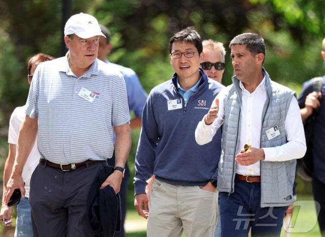 김범석(가운데) 쿠팡 의장이 2023년 7월 미국 아이다호 선밸리에서 열린 '앨런 앤드 컴퍼니 콘퍼런스'에서 케빈 워시(오른쪽) 전 연방준비제도 이사, 헤지펀드 투자자 스탠리 드러켄밀러와 함께 걷고 있다. 아이다호=AFP 뉴스1