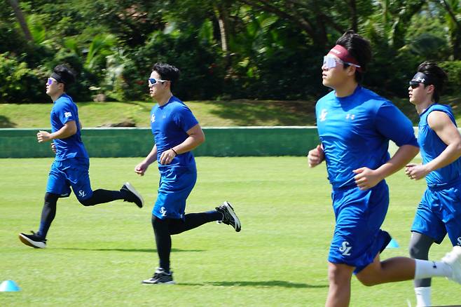 괌 스프링캠프에서 러닝 훈련을 하고 있는 삼성 선수들. 삼성 제공