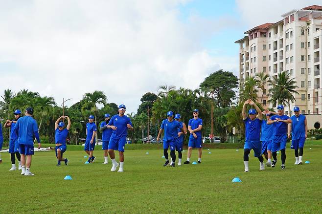 레오팔레스 리조트 옆 잔디 구장에서 몸을 풀고 있는 삼성 선수들. 삼성 제공
