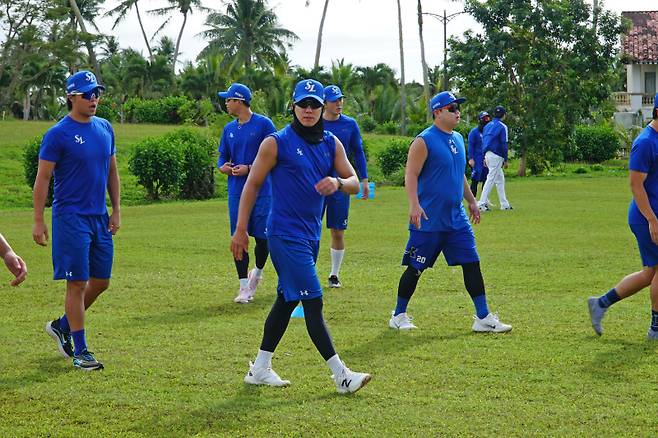 원태인(가운데)을 비롯한 삼성 선수들이 잔디구장에서 몸을 풀고 있다. 삼성 제공