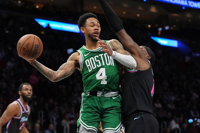 <yonhap photo-3147=""> Boston Celtics guard Anfernee Simons (4) jumps to pass around Miami Heat center Bam Adebayo as Miami Heat forward Andrew Wiggins looks on during the first half of an NBA basketball game, Thursday, Jan. 15, 2026, in Miami. (AP Photo/Rebecca Blackwell)/2026-01-16 12:36:58/ <저작권자 ⓒ 1980~2026 ㈜연합뉴스. 무단 전재 재배포 금지, AI 학습 및 활용 금지></yonhap>