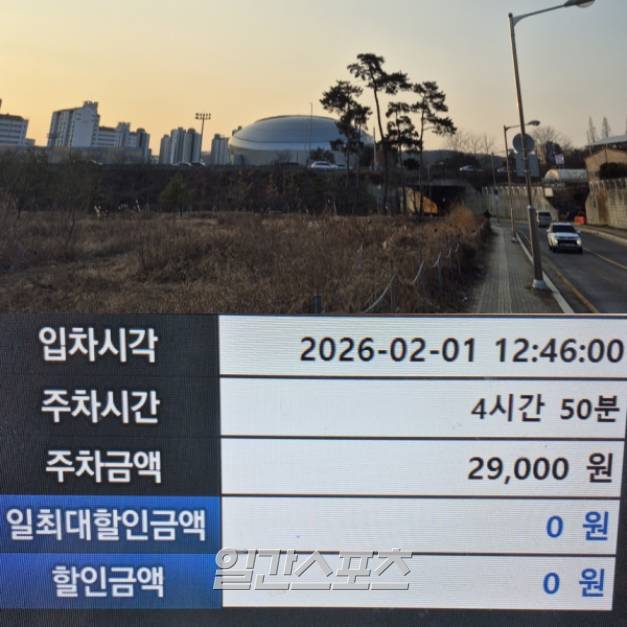 수원 KT는 현재 노상 주차 혹은 인근 대형마트 주차를 권하고 있다. 지난 2일 취재진도 대형마트에 주차했으나 차로 1.3㎞, 도보 15분 거리였다. 위 사진은 마트에서 농구장을 향해 걸어가는 구간, 아래 사진은 마트 주차비다. 저녁 경기 때는 부담스러울 수 있는 보행자가 드문 거리. 선수 인터뷰와 기사 마감 때문에 일반 팬들보다 주차 시간이 길었다고 하더라도 적지 않은 금액이다. 수원=배중현 기자
