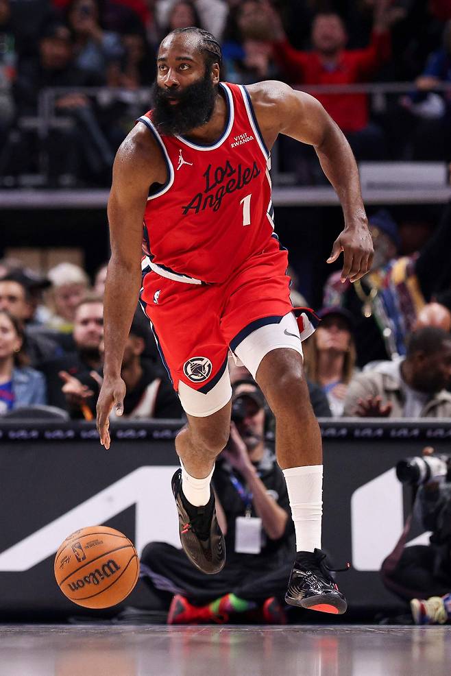 <yonhap photo-3177="">LA를 떠나 클리블랜드로 향하는 제임스 하든. [AFP=연합뉴스]</yonhap>