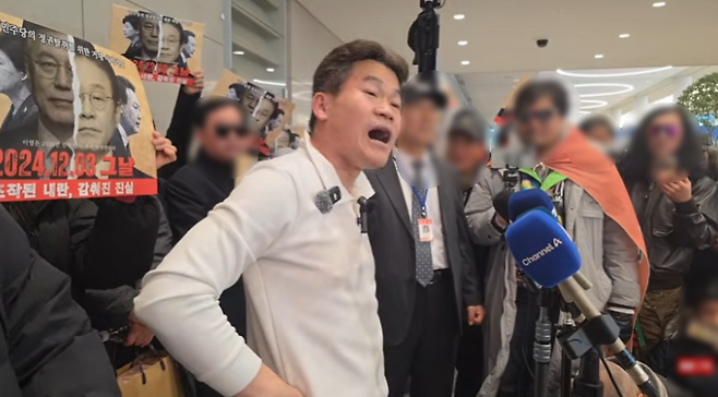 어제(3일) 인천공항에서 기자회견을 진행하는 한국사 강사 출신 유튜버 전한길(본명 전유관) 씨 (사진, 유튜브 전한길뉴스 갈무리)